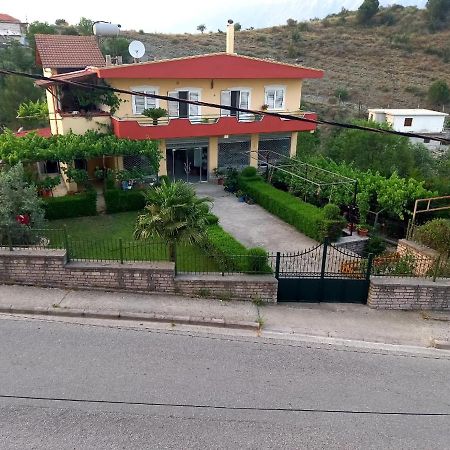 Manthoguesthouse Gjirokastër Exteriör bild