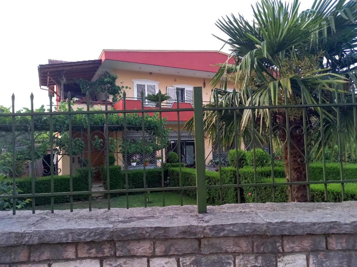 Manthoguesthouse Gjirokastër Exteriör bild