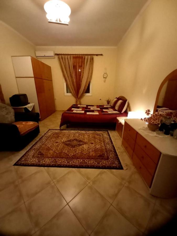 Manthoguesthouse Gjirokastër Exteriör bild