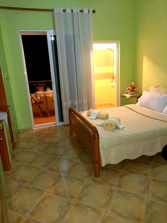 Manthoguesthouse Gjirokastër Exteriör bild